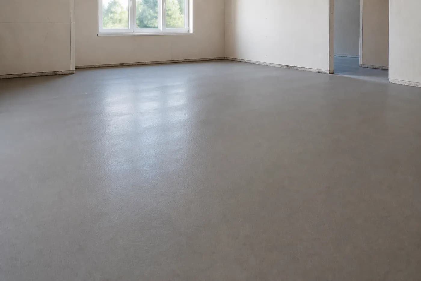 Estrichboden mit Nivellierabrieb und Grundierung vor dem Fliesenverlegen in einem Bad