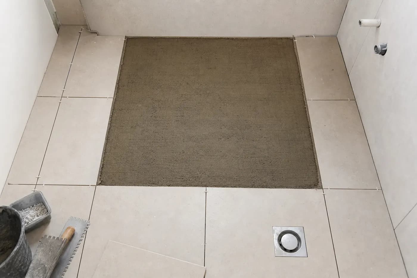 Badplanung mit eingezeichneter Dusche und Fliesenraster um eine Aussparung herum